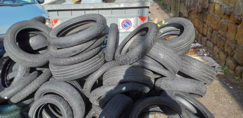 Le foto degli pneumatici abbandonati nel quartiere di Fuorigrotta