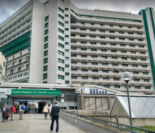 Bologna, con la scusa delle lunghe liste d'attesa il dermatologo dirottava i pazienti nel suo studio: sospeso