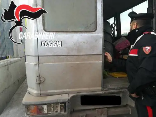 Foggia, alla guida di un furgone carico di braccianti: arrestati caporali africani