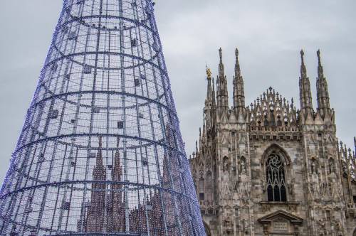 Ultimi preparativi per l'albero di Natale a Milano 