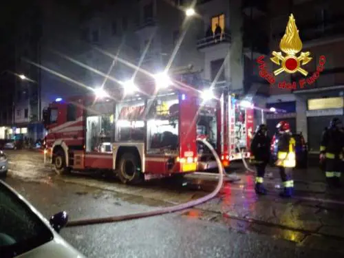 Tagliano la luce all'anziano: la candela scatena l'incendio