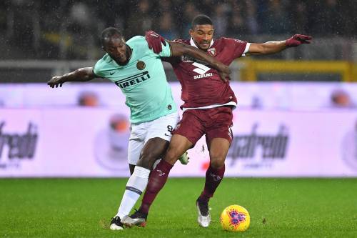 L'Inter passa in casa del Torino: secco 0-3. I nerazzurri non mollano la Juventus