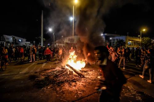 Scontri in piazza, feriti e due agenti morti. Ora la protesta infiamma anche la Colombia