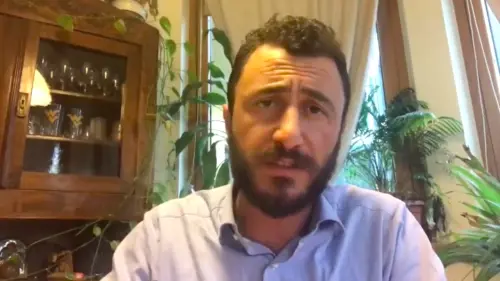 "Il proiettile ha strusciato il tavolo". Depositata la perizia balistica sullo sparo di Capodanno