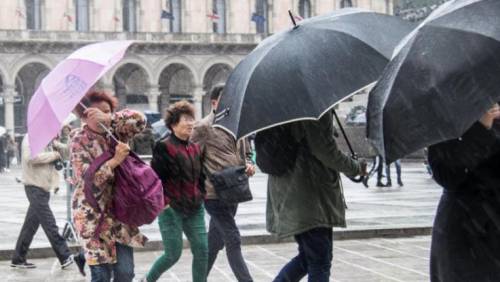 Meteo, San Valentino pazzerello: sole ed ombrello insieme