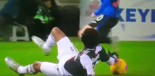 "Cuadrado gioca a pallavolo": anti-juventini scatenati sui social