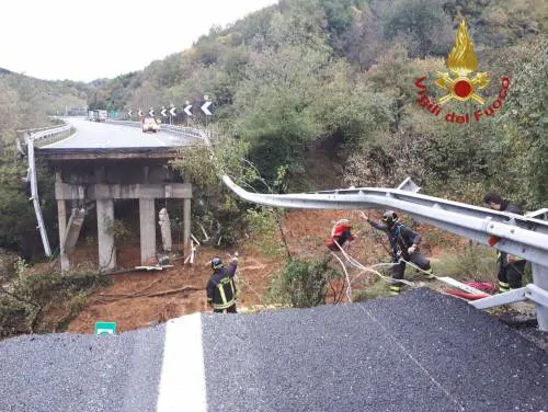 "Un passo dalla morte". Il racconto dei testimoni del crollo sulla A6