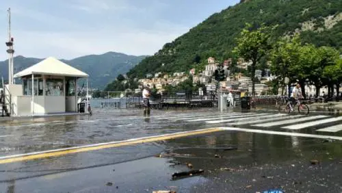 Maltempo in Lombardia, esonda il lago di Como
