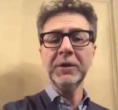 Fazio canta "Alla Fiera dell'Est". E spuntano sardine, gatti e cani