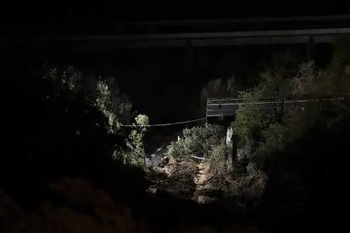 Paese a pezzi: crolla un ponte e un tratto di autostrada