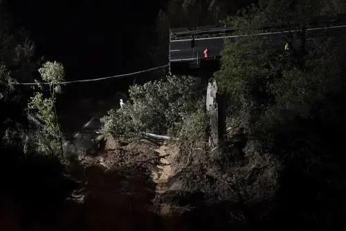 Viadotto crollato, l'uomo che ha evitato la strage: "Ho visto tutto nero..."