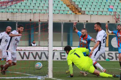 Mancano gli steward, a Catania si gioca a porte chiuse