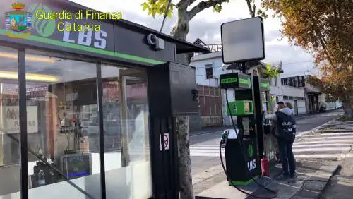 Danni alle auto e all'ambiente, sequestrati 50 mila litri di gasolio adulterato