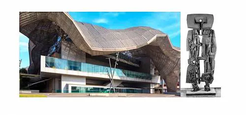 La scultura "Ka" di Pomodoro accoglie i partecipanti al forum Iabw-Italia Africa al MiCo