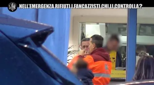 C'è l'emergenza rifiuti? I dipendenti Ama fanno tutto tranne che lavorare