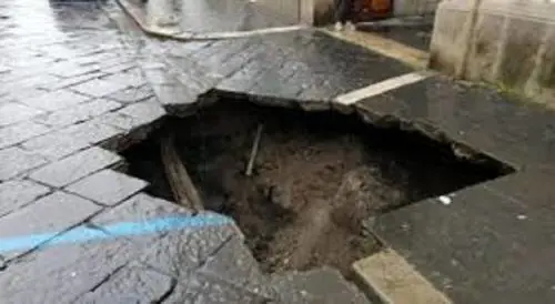 Caserta, voragine al centro della strada: diverse le famiglie sgomberate 