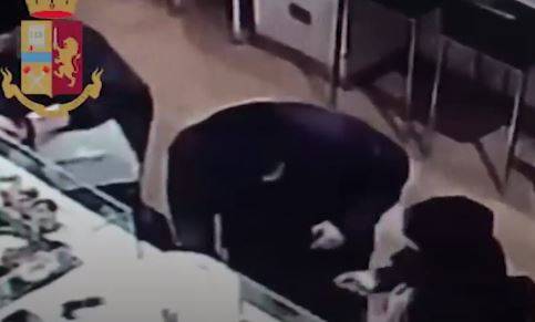 Milano, due bulgare scippano un anziano in un panificio del centro: usavano sempre la stessa tecnica