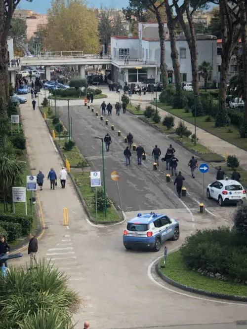 La polizia all'ospedale Monaldi