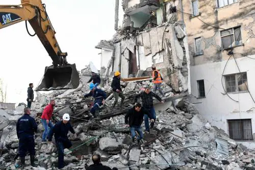 Albania: "Grazie italiani per il vostro aiuto". La terra trema ancora, si fermano i soccorsi