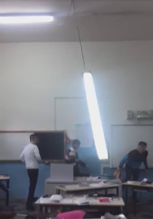 Salerno, cade la plafoniera dal soffitto del liceo: il video fa il giro del web