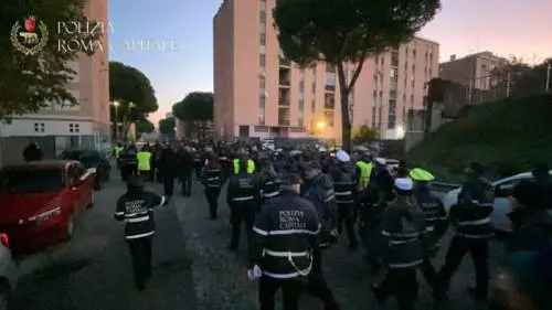Blitz dei vigili urbani a San Basilio: 200 agenti in azione
