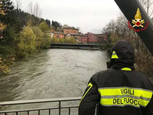 I vigili del fuoco a Luino dove il fiume è in piena