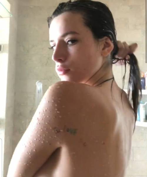 Bella Thorne nuda sotto la doccia