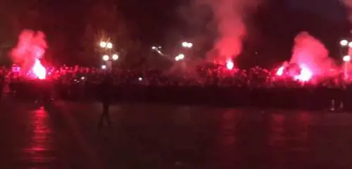 I tifosi della Dinamo Zagabria verso il Meazza con i fumogeni
