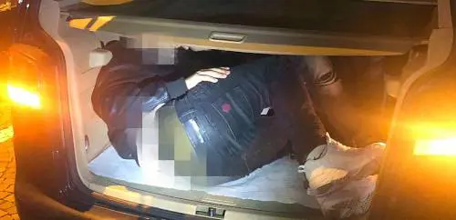 Ventimiglia: nel bagagliaio due clandestini, arrestato algerino regolare