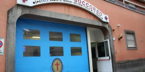 Straniero armato di coltello semina il panico nel Pronto Soccorso