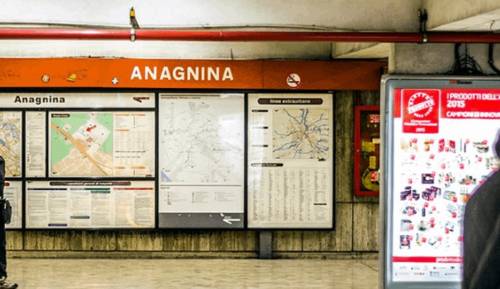 Anagnina, aggredito alla fermata del bus: pestato e rapinato 