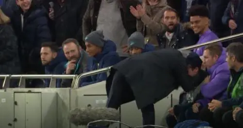 Il Tottenham segna e Mourinho abbraccia il raccattapalle: ''Il gol merito suo''