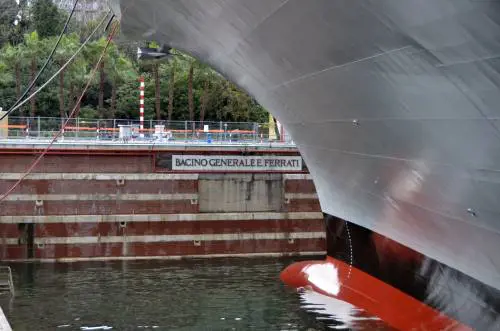 Taranto, le immagini della portaerei Cavour in uscita