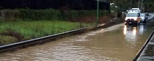 Maltempo: la strada si trasforma in un fiume con cascata nell'Imperiese