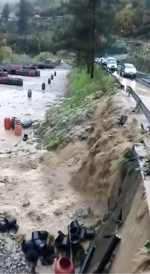 Bomba d'acqua nell'Imperiese: la strada diventa un fiume, auto a rischio