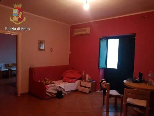 Strano via vai di uomini insospettisce i vicini: scoperta casa d'appuntamenti
