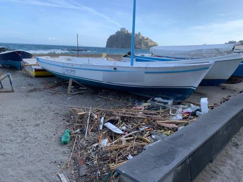 La spiaggia della Mandra a Ischia invasa dai rifiuti: dal mare una schiuma marrone