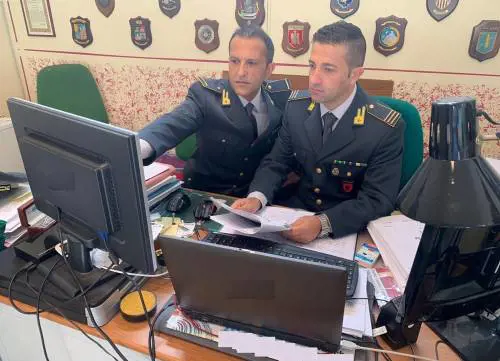 Rubavano i dati personali per stipulare contratti, denunciati due truffatori