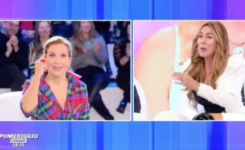 Guendalina Canessa bagna la sedia, la D'Urso: "Togliete gli spritz dal backstage"