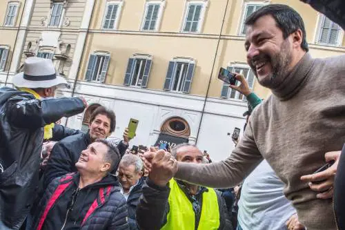 Salvini primo tra i leader: gli italiani si fidano di lui. E il governo non sfonda
