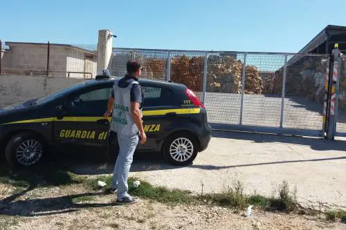 Altamura, l'arrivo dei finanzieri davanti alla discarica abusiva