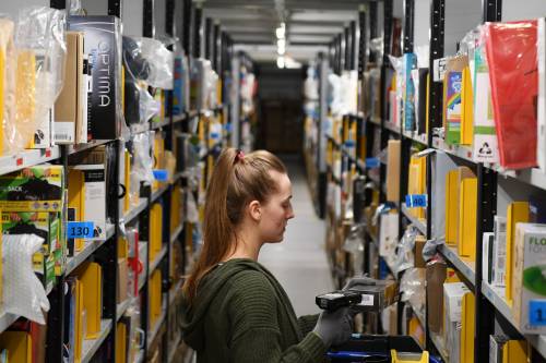 Preparativi per il Black Friday allo stabilimento di Amazon a Peterborough