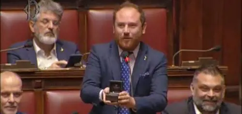 Proposta di matrimonio in Aula: "Elisa, mi vuoi sposare?"