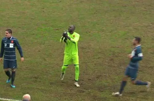 Prima offeso e poi squalificato: il portiere senegalese aveva lasciato il campo per insulti razzisti