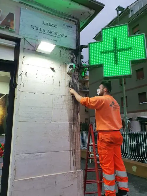 Dopo il raid vandalico il Comune ripulisce le targhe delle vittime delle leggi razziali