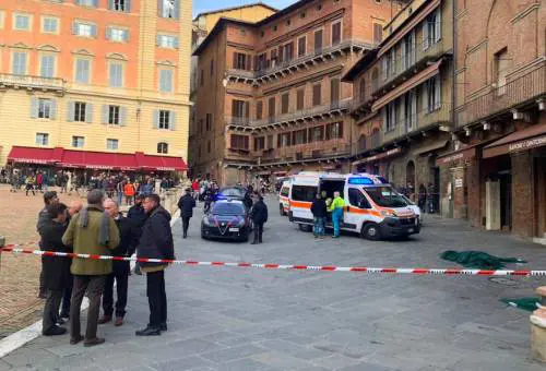 La donna si toglie la vita: il pakistano filma tutto invece di prestare aiuto