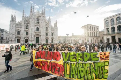 Milano, manifestazione globale per il clima. Il corteo attraversa la città