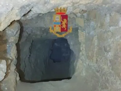 Scavano un tunnel nella banca e scappano con 100mila euro
