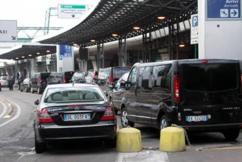 Fiumicino, Ncc abusivi fermati dopo un inseguimento
