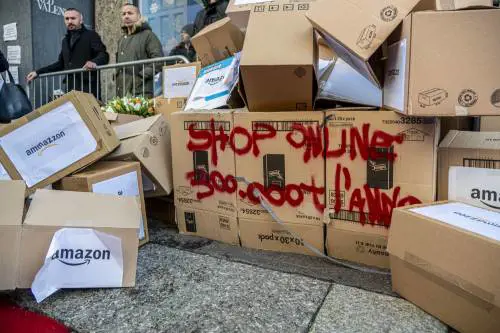 Milano, i gretini in piazza contro il Black Friday